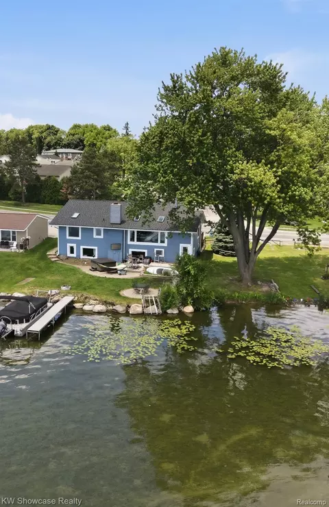 301 S Pontiac Trl, Walled Lake, MI 48390