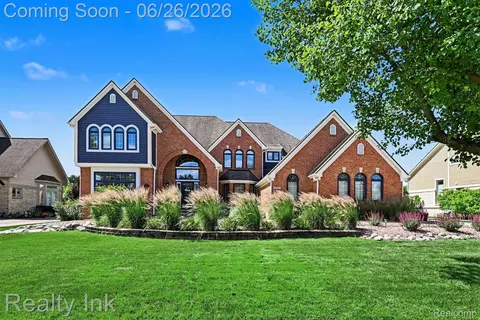 49195 Fox Dr S, Plymouth, MI 48170