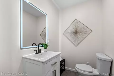 Bath - 784 Barrington Rd, Grosse Pointe, MI 48230 photo 1 of 8