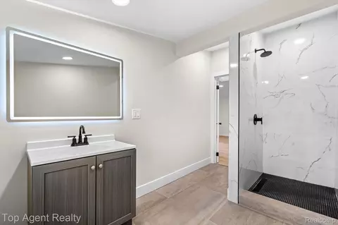 Bath - 784 Barrington Rd, Grosse Pointe, MI 48230 photo 8 of 8
