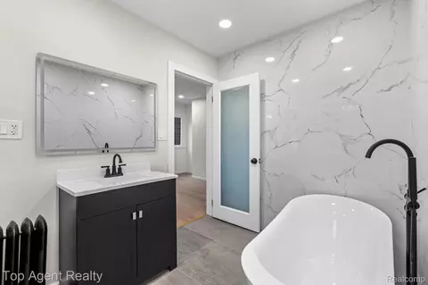 Bath - 784 Barrington Rd, Grosse Pointe, MI 48230 photo 4 of 8