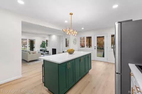Kitchen - 784 Barrington Rd, Grosse Pointe, MI 48230 photo 4 of 5