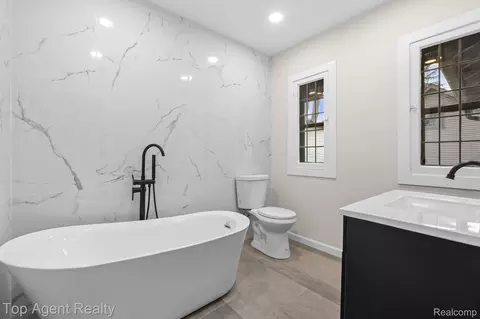 Bath - 784 Barrington Rd, Grosse Pointe, MI 48230 photo 3 of 8