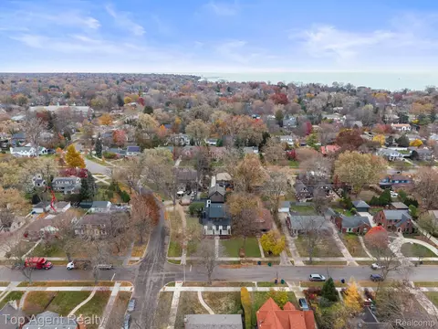View/Area - 784 Barrington Rd, Grosse Pointe, MI 48230 photo 5 of 7