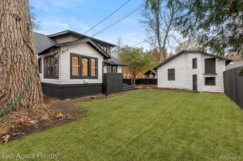 Exterior - 784 Barrington Rd, Grosse Pointe, MI 48230 photo 8 of 11