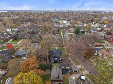 View/Area - 784 Barrington Rd, Grosse Pointe, MI 48230 photo 6 of 7
