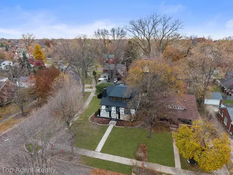View/Area - 784 Barrington Rd, Grosse Pointe, MI 48230 photo 2 of 7