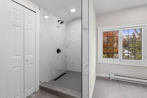 Bath - 784 Barrington Rd, Grosse Pointe, MI 48230 photo 7 of 8