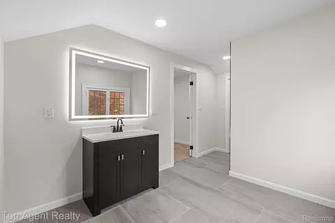Bath - 784 Barrington Rd, Grosse Pointe, MI 48230 photo 6 of 8