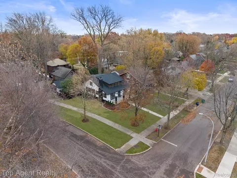 View/Area - 784 Barrington Rd, Grosse Pointe, MI 48230 photo 3 of 7