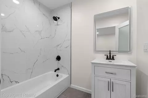 Bath - 784 Barrington Rd, Grosse Pointe, MI 48230 photo 2 of 8