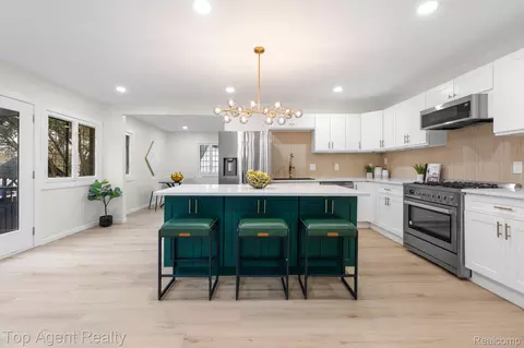 Kitchen - 784 Barrington Rd, Grosse Pointe, MI 48230 photo 1 of 5