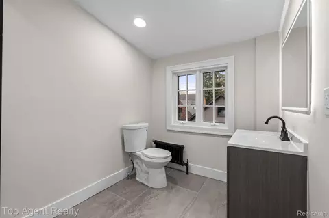 Bath - 784 Barrington Rd, Grosse Pointe, MI 48230 photo 5 of 8