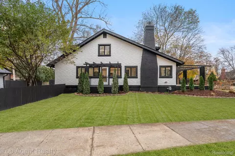 Exterior - 784 Barrington Rd, Grosse Pointe, MI 48230 photo 10 of 11