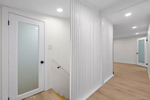 Entry Way - 784 Barrington Rd, Grosse Pointe, MI 48230 photo 2 of 3