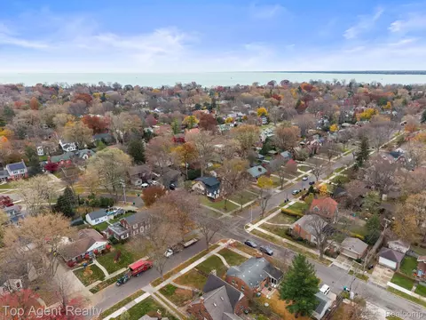 View/Area - 784 Barrington Rd, Grosse Pointe, MI 48230 photo 4 of 7