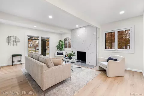 Living - 784 Barrington Rd, Grosse Pointe, MI 48230 photo 1 of 2