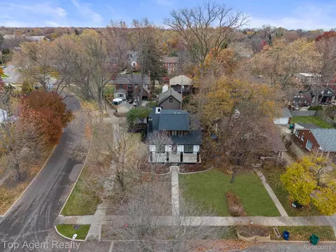View/Area - 784 Barrington Rd, Grosse Pointe, MI 48230 photo 1 of 7
