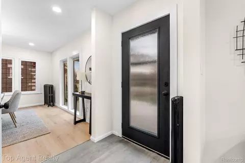 Entry Way - 784 Barrington Rd, Grosse Pointe, MI 48230 photo 1 of 3