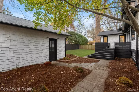 Exterior - 784 Barrington Rd, Grosse Pointe, MI 48230 photo 9 of 11