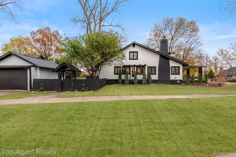 Exterior - 784 Barrington Rd, Grosse Pointe, MI 48230 photo 11 of 11