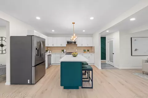 Kitchen - 784 Barrington Rd, Grosse Pointe, MI 48230 photo 2 of 5