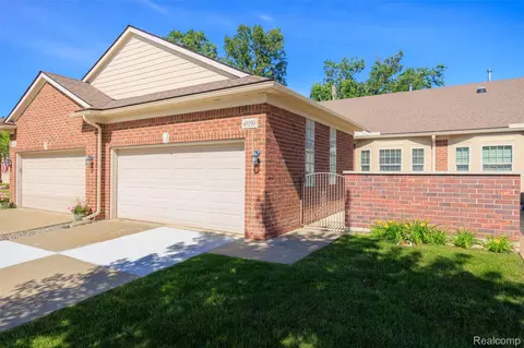 49290 Wayburn Dr, Macomb, MI 48042