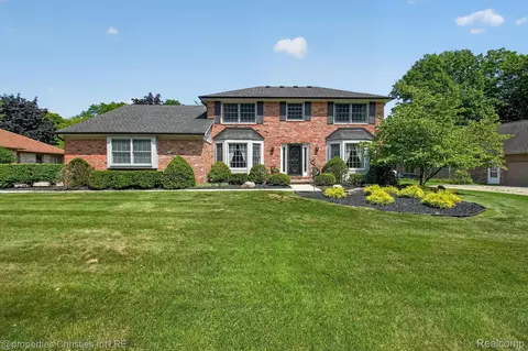 21500 Woodfarm Dr, Northville, MI 48167