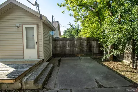 Exterior - 2829 Chicago Blvd, Flint, MI 48503 photo 2 of 2