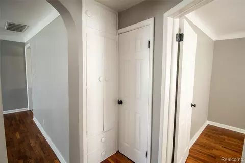 Entry Way - 2829 Chicago Blvd, Flint, MI 48503 photo 3 of 4