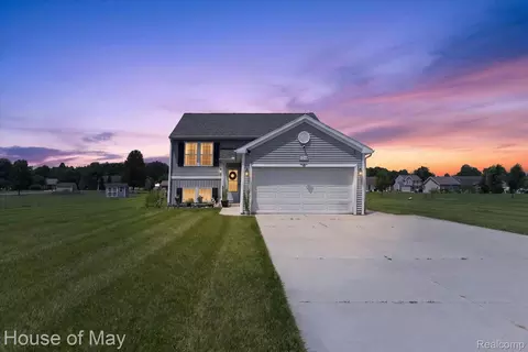 51348 Chardonnay St, Paw Paw, MI 49079