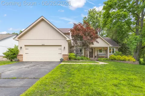 1830 Megans Meadow Dr, Commerce, MI 48390