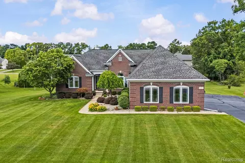 1131 Thorn Ridge Dr, Howell, MI 48843