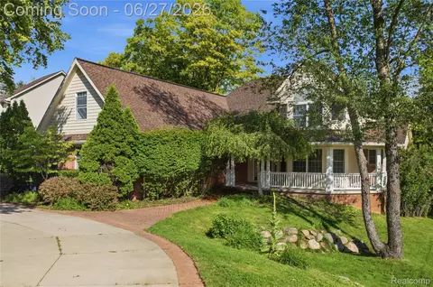 9015 Huron Bluffs Dr, White Lake, MI 48386