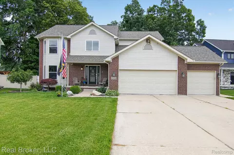15156 Oak Valley Ln, Monroe, MI 48161