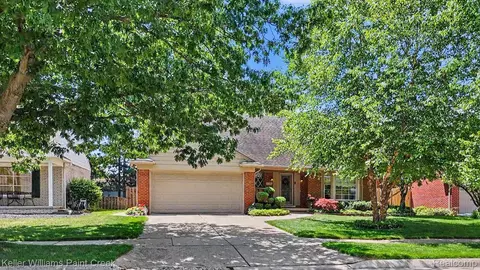 1437 Blairmoor Ct, Grosse Pointe Woods, MI 48236