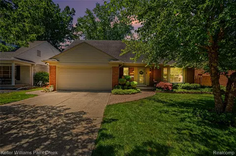 1437 Blairmoor Ct, Grosse Pointe Woods, MI 48236