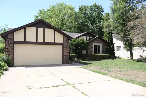 2800 Ranieri Dr, Troy, MI 48085