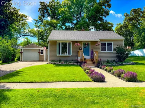 610 N Barnard St, Howell, MI 48843