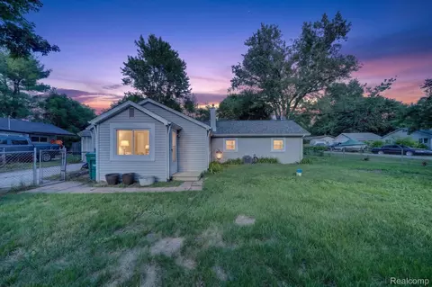 9110 Grove Dr, Northfield, MI 48189