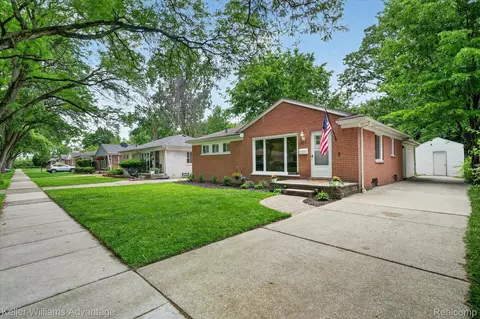 21681 Sussex St, Oak Park, MI 48237