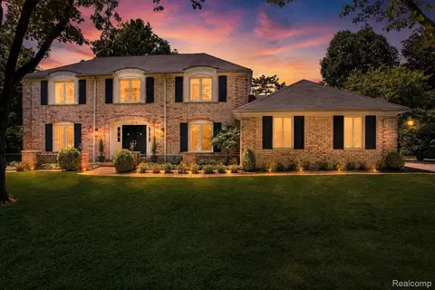 2574 Fox Chase Dr, Troy, MI 48098