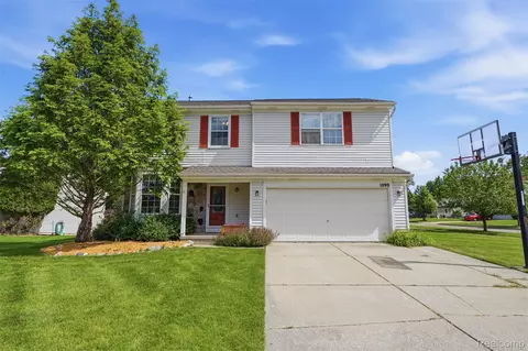 1099 Carriage Hill Dr, Fenton, MI 48430