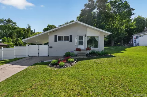 852 Manor Dr, Milford, MI 48381