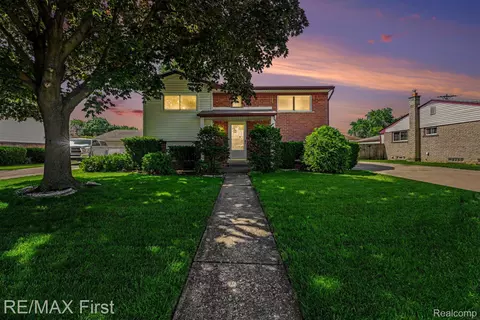 15628 Canberra St, Roseville, MI 48066