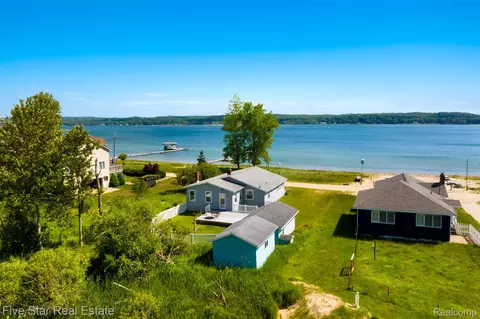 2588 Lakeview Rd, Onekama, MI 49675