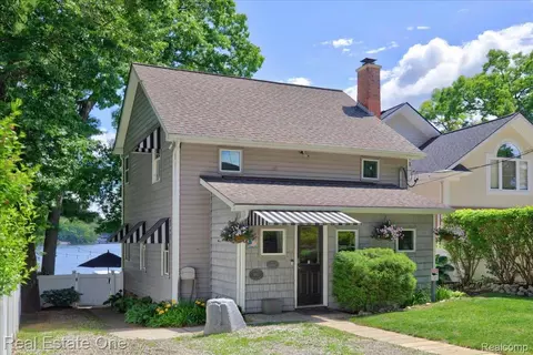 836 Pine Tree Rd W, Orion, MI 48362