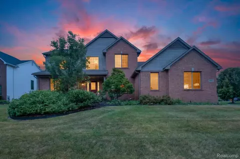 58767 Hunters Ct, South Lyon, MI 48178