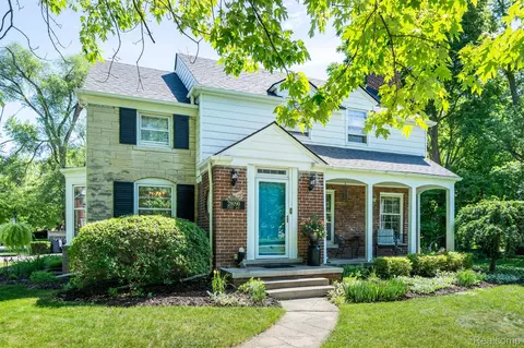 28090 Sunset Blvd W, Lathrup Village, MI 48076
