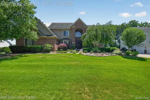 8265 Eastway Dr, White Lake, MI 48386